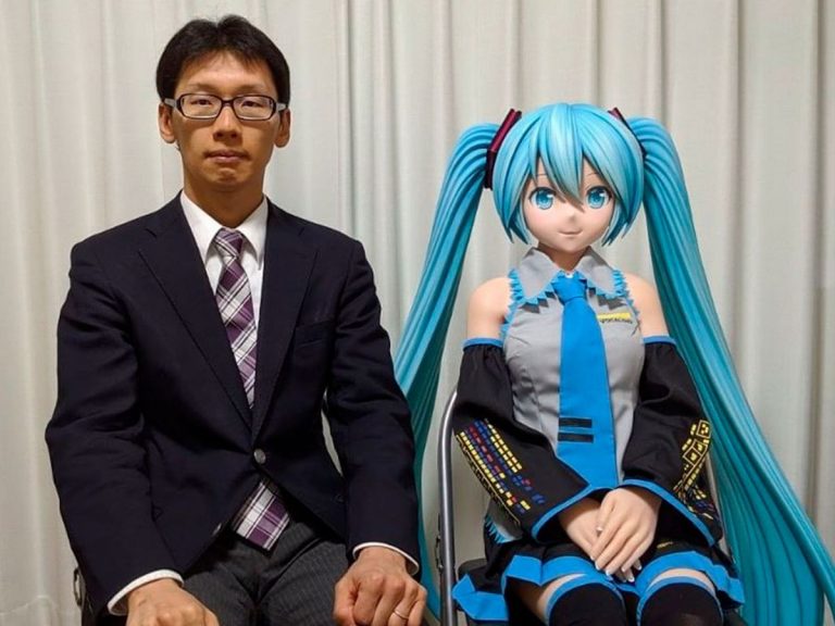 Fictosexual Man Marries Hologram Singer, Family Ghosts Him