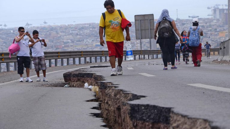 7.4-Magnitude Earthquake Strikes North Chile
