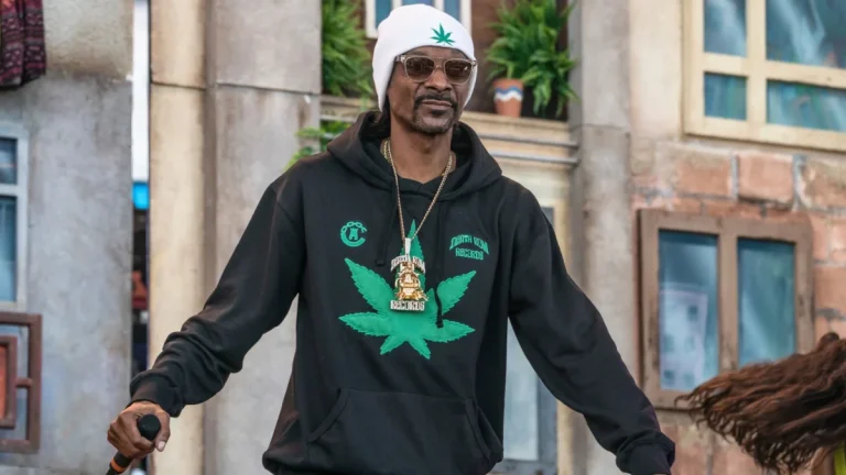 Inflation causes Snoop Dogg to give his professional blunt roller a raise