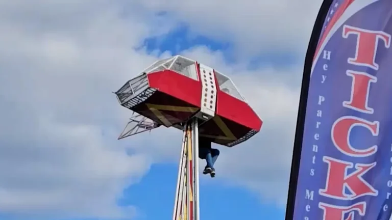 Heroic Carnival Worker Rescues Child Dangling on Ride