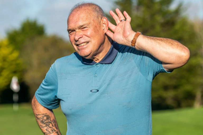 Man complains about losing his hearing for 5 years, doctor discovered an earbud stuck in his ears