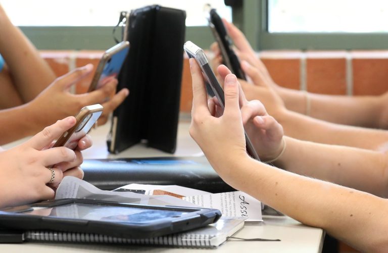 New Zealand Set to Prohibit Cellphone Usage within Schools