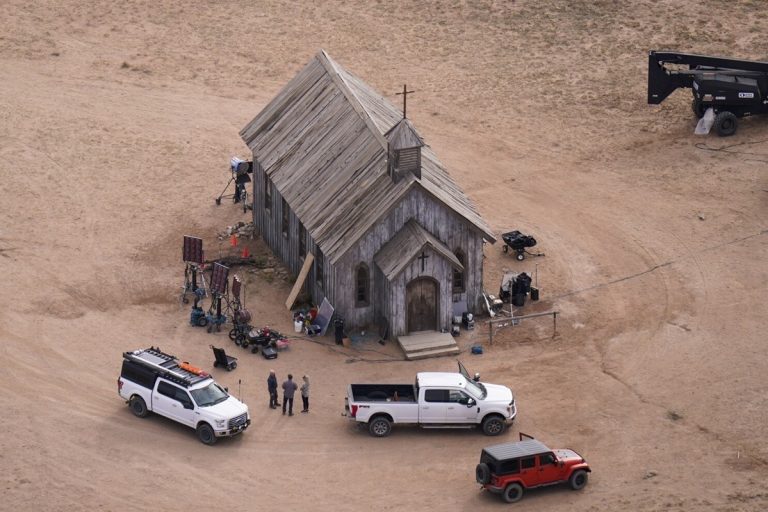 Alec Baldwin Stars in Rust Trailer