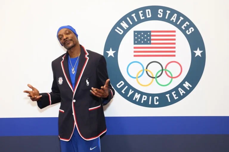 Snoop Dogg Honors Tradition by Carrying the Olympic Torch