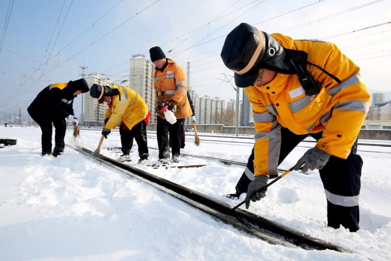 Snow and Ice Cause Travel Disruptions for Millions Before Chinese New Year