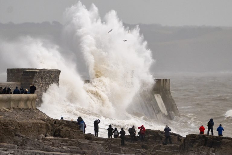 Storm Isha Leaves Thousands Powerless in UK, Ireland