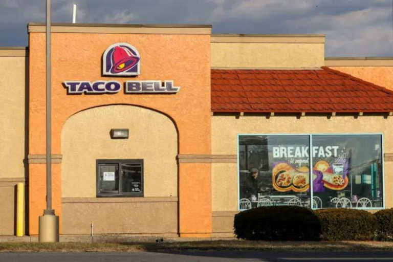 Taco Bell manager dumps boiling water on customers that complain about order