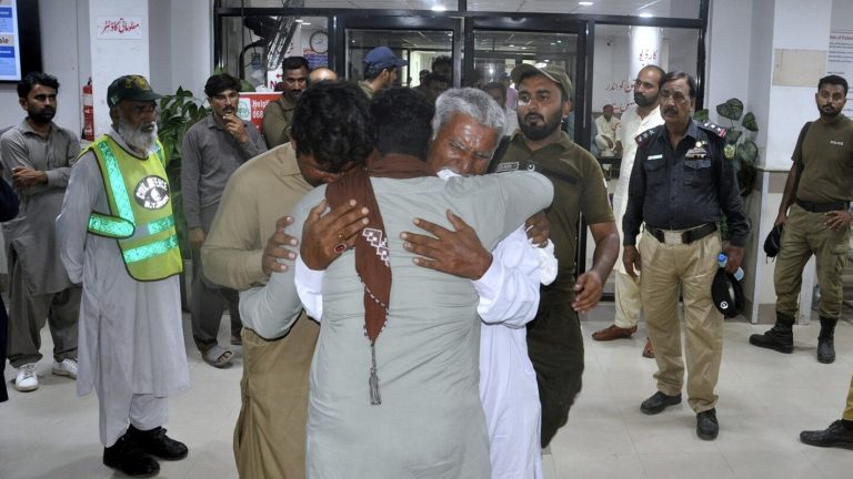 12 Killed in Bandit Attack on Police in Pakistan
