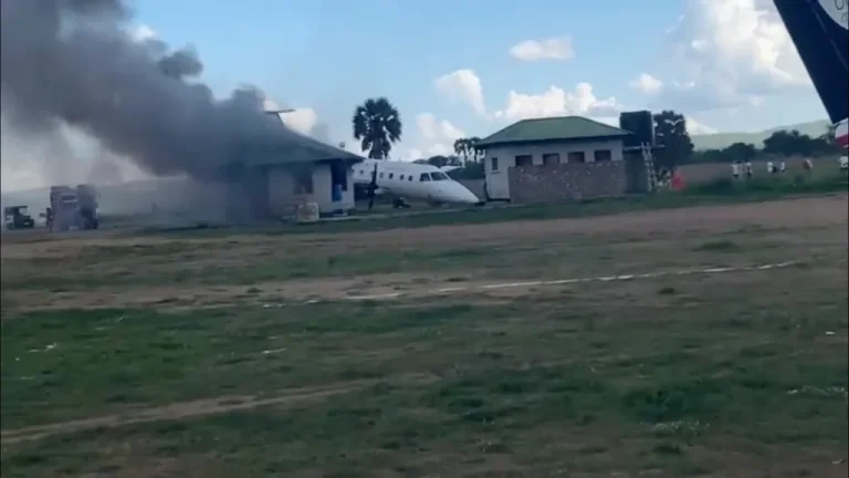 2 small planes crash less than half an hour apart