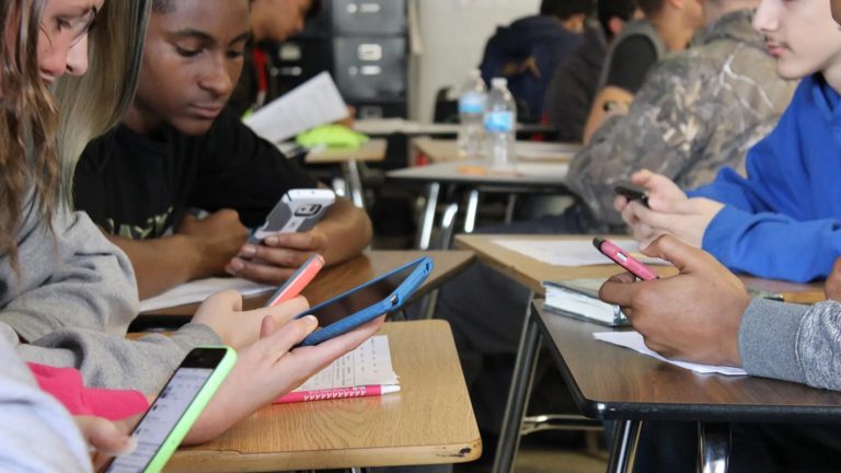 California Enacts Law to Ban Smartphone Use in Schools