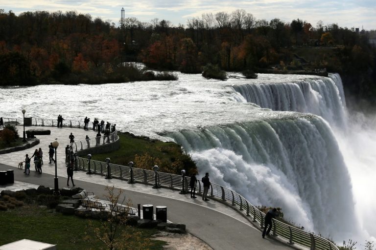 Mother and Children Die After Crossing Safety Rail at Niagara Falls