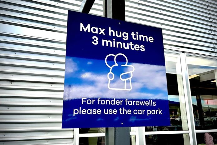 New Zealand Airport Limits 'Hug Time' to 3 Minutes