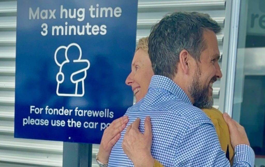 New Zealand Airport Limits 'Hug Time' to 3 Minutes